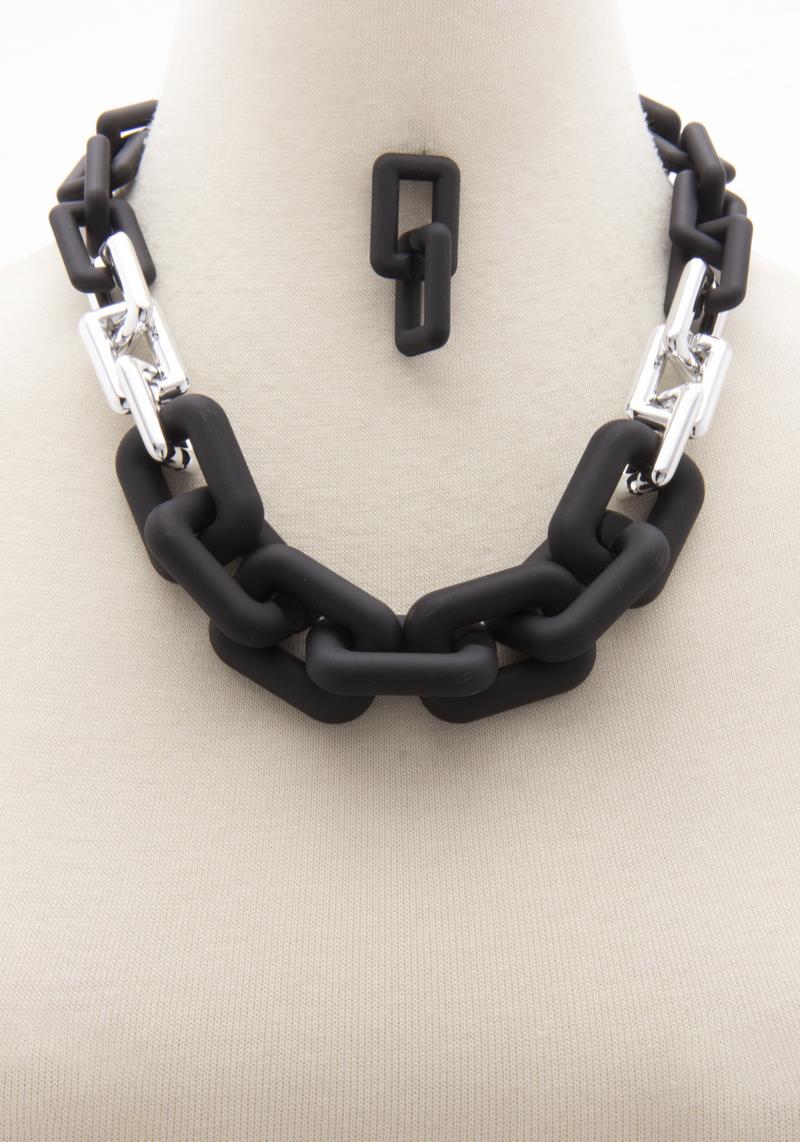 SMOOTH TEXTURE SQUARE LINK NECKLACE