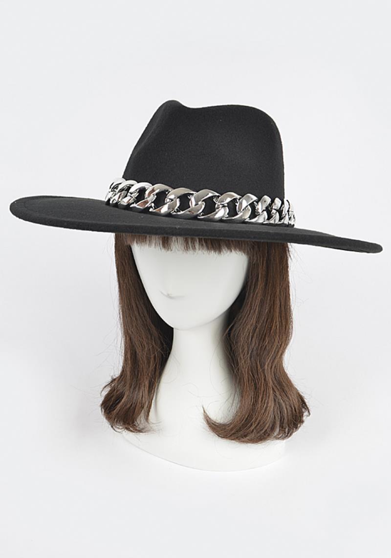 FAUX WOOL HAT WITH OVERSIZE CHAIN STRAP