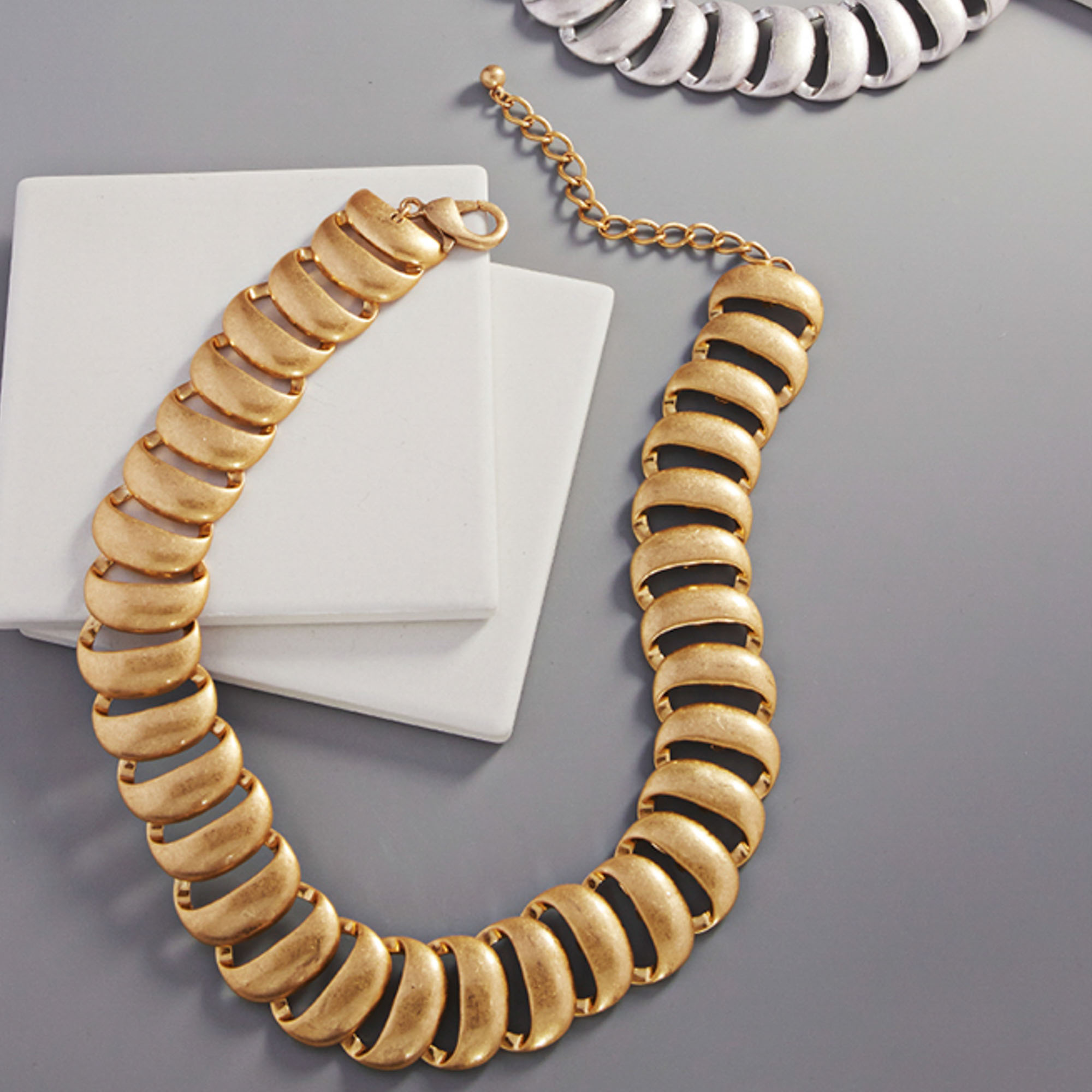 IRREGULAR SHAPED CHUNKY CHAIN CLASP NECKLACE