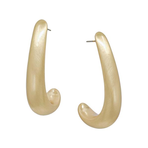 MEDIUM CURVED METAL EARRING