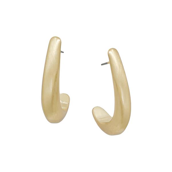 SMALL CURVED METAL EARRING