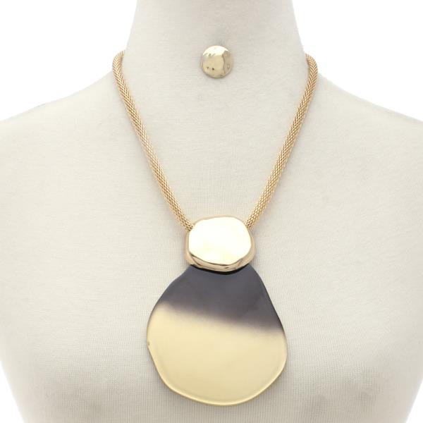 TWO TONE ORGANIC SHAPE PENDANT NECKLACE